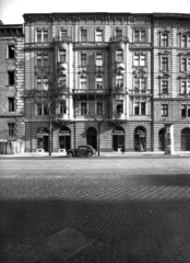 Magyarország, Budapest IX., Ferenc körút 43. A kép forrását kérjük így adja meg: Fortepan / Budapest Főváros Levéltára. Levéltári jelzet: HU_BFL_XV_19_c_11, 1958, Budapest Főváros Levéltára / Városrendezési és Építészeti Osztályának fényképei, A Fővárosi Tanács VB Városrendezési és Építészeti Osztályának, Budapest, kváderkő, épületdísz, erkély, automobil, rádiójavítás, töltőtoll, órás, bőrdíszműves, Fortepan #102876