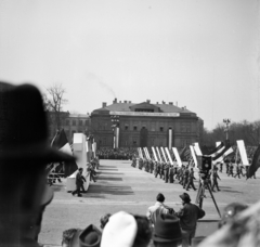 Magyarország, Budapest XIV.,Budapest VII., a mai Ötvenhatosok tere (Sztálin tér), április 4-i ünnepség. Háttérben a Dózsa György a Városligeti (Gorkij) fasor sarkán álló ház., 1955, Kurutz Márton, zászló, felvonulás, filmkamera, április 4, Budapest, pódiumautó, Fortepan #10288