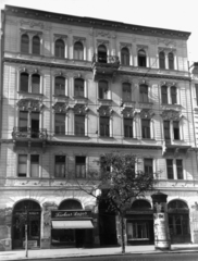 Magyarország, Budapest IX., Ferenc körút 26. A kép forrását kérjük így adja meg: Fortepan / Budapest Főváros Levéltára. Levéltári jelzet: HU_BFL_XV_19_c_11, 1957, Budapest Főváros Levéltára / Városrendezési és Építészeti Osztályának fényképei, A Fővárosi Tanács VB Városrendezési és Építészeti Osztályának, cipész, kárpitos, kalapos, Budapest, Fortepan #102882