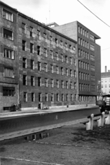 Magyarország, Budapest II., Fő utca a Csalogány utcától a mai Nagy Imre tér felé nézve. Szemben a Könnyűipari Minisztérium (eredetileg Magyar Királyi Ipari Anyaghivatal) épülete. A kép forrását kérjük így adja meg: Fortepan / Budapest Főváros Levéltára. Levéltári jelzet: HU_BFL_XV_19_c_11, 1959, Budapest Főváros Levéltára / Városrendezési és Építészeti Osztályának fényképei, A Fővárosi Tanács VB Városrendezési és Építészeti Osztályának, Budapest, Fortepan #102887