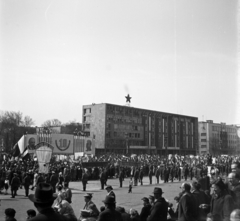 Magyarország, Budapest XIV.,Budapest VI., a mai Ötvenhatosok tere (Sztálin tér), április 4-i ünnepség. Háttérben a Dózsa György út, a MÉMOSZ (Magyarországi Építőipari Munkások Országos Szövetsége) székháza., 1955, Kurutz Márton, Lenin-ábrázolás, politikai dekoráció, felvonulás, vörös csillag, április 4, Sztálin ábrázolás, Budapest, Fortepan #10289