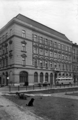 Magyarország, Budapest II., Fő utca 79. a Ganz utcai kereszteződésnél, a Király fürdő melletti parkból nézve. A kép forrását kérjük így adja meg: Fortepan / Budapest Főváros Levéltára. Levéltári jelzet: HU_BFL_XV_19_c_11, 1959, Budapest Főváros Levéltára / Városrendezési és Építészeti Osztályának fényképei, A Fővárosi Tanács VB Városrendezési és Építészeti Osztályának, Budapest, Fortepan #102890