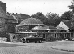 Magyarország, Budapest II., Fő utca - Ganz utca sarok, Király fürdő. A kép forrását kérjük így adja meg: Fortepan / Budapest Főváros Levéltára. Levéltári jelzet: HU_BFL_XV_19_c_11, 1958, Budapest Főváros Levéltára / Városrendezési és Építészeti Osztályának fényképei, A Fővárosi Tanács VB Városrendezési és Építészeti Osztályának, Budapest, Mercury-márka, török fürdő, kőfal, terméskő, automobil, kupola, Fortepan #102898