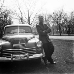 GAZ M 20 Pobjeda típusú személygépkocsi., 1955, Kurutz Márton, közlekedés, szovjet gyártmány, GAZ-márka, GAZ M20 Pobjeda, rendszám, karba tett kéz, állás keresztbevetett lábakkal, Fortepan #10290