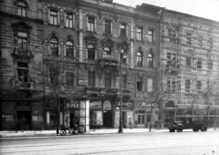 Hungary, Budapest VII., Erzsébet (Lenin) körút 37. A kép forrását kérjük így adja meg: Fortepan / Budapest Főváros Levéltára. Levéltári jelzet: HU_BFL_XV_19_c_11, 1957, Budapest Főváros Levéltára / Városrendezési és Építészeti Osztályának fényképei, A Fővárosi Tanács VB Városrendezési és Építészeti Osztályának, commercial vehicle, hairdresser, scaffolding, shoemaker, repair, photographer, furniture shop, Budapest, Fortepan #102906