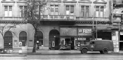 Hungary, Budapest VI., Teréz körút 9. (Lenin körút 63.). A kép forrását kérjük így adja meg: Fortepan / Budapest Főváros Levéltára. Levéltári jelzet: HU_BFL_XV_19_c_11, 1957, Budapest Főváros Levéltára / Városrendezési és Építészeti Osztályának fényképei, A Fővárosi Tanács VB Városrendezési és Építészeti Osztályának, commercial vehicle, ad pillar, erroneous photo, florist, Budapest, Fortepan #102907