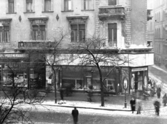 Hungary, Budapest VII., Erzsébet (Lenin) körút 28., jobbra a Wesselényi utca. A kép forrását kérjük így adja meg: Fortepan / Budapest Főváros Levéltára. Levéltári jelzet: HU_BFL_XV_19_c_11, 1957, Budapest Főváros Levéltára / Városrendezési és Építészeti Osztályának fényképei, A Fővárosi Tanács VB Városrendezési és Építészeti Osztályának, Budapest, clothing store, co-op store, Fortepan #102913