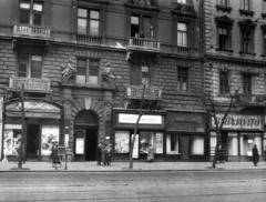 Hungary, Budapest VI., Teréz körút 33. (Lenin körút 87.). A kép forrását kérjük így adja meg: Fortepan / Budapest Főváros Levéltára. Levéltári jelzet: HU_BFL_XV_19_c_11, 1957, Budapest Főváros Levéltára / Városrendezési és Építészeti Osztályának fényképei, A Fővárosi Tanács VB Városrendezési és Építészeti Osztályának, haberdashery, Röltex-brand, Budapest, doll repair, Fortepan #102915