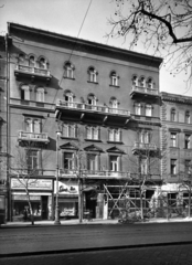 Magyarország, Budapest VI., Teréz körút 12. (Lenin körút 70.). A kép forrását kérjük így adja meg: Fortepan / Budapest Főváros Levéltára. Levéltári jelzet: HU_BFL_XV_19_c_11, 1957, Budapest Főváros Levéltára / Városrendezési és Építészeti Osztályának fényképei, A Fővárosi Tanács VB Városrendezési és Építészeti Osztályának, Budapest, bérház, állvány, Édességbolt, kiskereskedelem, Fortepan #102918