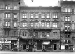 Magyarország, Budapest VI., Teréz körút 30. (Lenin körút 88.), Művész mozi. A kép forrását kérjük így adja meg: Fortepan / Budapest Főváros Levéltára. Levéltári jelzet: HU_BFL_XV_19_c_11, 1958, Budapest Főváros Levéltára / Városrendezési és Építészeti Osztályának fényképei, A Fővárosi Tanács VB Városrendezési és Építészeti Osztályának, Budapest, erkély, stukkó, automobil, bérház, konyhafelszerelés, mozi, vakolatdísz, Fortepan #102920