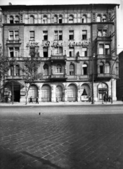 Magyarország, Budapest VI., Teréz körút 43. (Lenin körút 97.), Béke szálló, jobbra a Szondi utca. A kép forrását kérjük így adja meg: Fortepan / Budapest Főváros Levéltára. Levéltári jelzet: HU_BFL_XV_19_c_11, 1958, Budapest Főváros Levéltára / Városrendezési és Építészeti Osztályának fényképei, A Fővárosi Tanács VB Városrendezési és Építészeti Osztályának, kockakő, Budapest, erkély, szálloda, Fortepan #102924