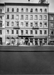 Magyarország, Budapest VI., Teréz körút 19. (Lenin körút 73.). A kép forrását kérjük így adja meg: Fortepan / Budapest Főváros Levéltára. Levéltári jelzet: HU_BFL_XV_19_c_11, 1958, Budapest Főváros Levéltára / Városrendezési és Építészeti Osztályának fényképei, A Fővárosi Tanács VB Városrendezési és Építészeti Osztályának, Budapest, babakocsi, húsbolt, töltőtoll, lottózó, talicska, Fortepan #102929