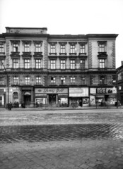 Magyarország, Budapest VI., Teréz körút 62. (Lenin körút 120.). A kép forrását kérjük így adja meg: Fortepan / Budapest Főváros Levéltára. Levéltári jelzet: HU_BFL_XV_19_c_11, 1958, Budapest Főváros Levéltára / Városrendezési és Építészeti Osztályának fényképei, A Fővárosi Tanács VB Városrendezési és Építészeti Osztályának, Budapest, kváderkő, Közért Vállalat, Édességbolt, utcai lámpa, Odol-márka, fehérnemű, lapostető, Fortepan #102932