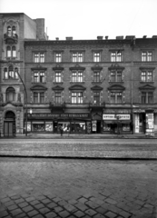 Magyarország, Budapest VI., Teréz körút 50. (Lenin körút 108.). A kép forrását kérjük így adja meg: Fortepan / Budapest Főváros Levéltára. Levéltári jelzet: HU_BFL_XV_19_c_11, 1958, Budapest Főváros Levéltára / Városrendezési és Építészeti Osztályának fényképei, A Fővárosi Tanács VB Városrendezési és Építészeti Osztályának, Budapest, divatáru, pavilon, újságárus, Fortepan #102936