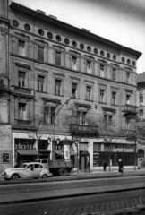 Hungary, Budapest VII., Erzsébet (Lenin) körút 28., jobbra a Wesselényi utca. A kép forrását kérjük így adja meg: Fortepan / Budapest Főváros Levéltára. Levéltári jelzet: HU_BFL_XV_19_c_11, 1960, Budapest Főváros Levéltára / Városrendezési és Építészeti Osztályának fényképei, A Fővárosi Tanács VB Városrendezési és Építészeti Osztályának, Budapest, greengrocer, Fortepan #102951