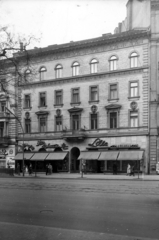 Hungary, Budapest VII., Erzsébet (Lenin) körút 4. A kép forrását kérjük így adja meg: Fortepan / Budapest Főváros Levéltára. Levéltári jelzet: HU_BFL_XV_19_c_11, 1960, Budapest Főváros Levéltára / Városrendezési és Építészeti Osztályának fényképei, A Fővárosi Tanács VB Városrendezési és Építészeti Osztályának, Budapest, perfume store, Fortepan #102952