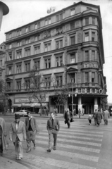 Hungary, Budapest VII., Erzsébet (Lenin) körút 13., Híradó mozi, jobbra a Dohány utca. A kép forrását kérjük így adja meg: Fortepan / Budapest Főváros Levéltára. Levéltári jelzet: HU_BFL_XV_19_c_11, 1960, Budapest Főváros Levéltára / Városrendezési és Építészeti Osztályának fényképei, A Fővárosi Tanács VB Városrendezési és Építészeti Osztályának, Budapest, hands in pockets, crosswalk, Fortepan #102962