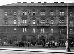 Magyarország, Budapest V., Nyugati (Marx) tér 9. A kép forrását kérjük így adja meg: Fortepan / Budapest Főváros Levéltára. Levéltári jelzet: HU_BFL_XV_19_c_11, 1958, Budapest Főváros Levéltára / Városrendezési és Építészeti Osztályának fényképei, A Fővárosi Tanács VB Városrendezési és Építészeti Osztályának, Budapest, épületdísz, dombormű, OTP, járdasziget, vetőmag, Fortepan #102969