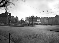 Magyarország, Budapest VI.,Budapest XIII., Nyugati (Marx) tér a Szent István körút felől nézve. Balra a Nyugati pályaudvar. A kép forrását kérjük így adja meg: Fortepan / Budapest Főváros Levéltára. Levéltári jelzet: HU_BFL_XV_19_c_11, 1955, Budapest Főváros Levéltára / Városrendezési és Építészeti Osztályának fényképei, A Fővárosi Tanács VB Városrendezési és Építészeti Osztályának, plakát, óra, kockakő, Budapest, villamos, Fortepan #102972