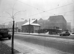 Hungary, Budapest II., Margit körút (Mártírok útja), jobbra a Kis Rókus utca, háttérben a Ganz gyár szerelőcsarnoka és a melegpörgető műhely. A kép forrását kérjük így adja meg: Fortepan / Budapest Főváros Levéltára. Levéltári jelzet: HU_BFL_XV_19_c_11, 1960, Budapest Főváros Levéltára / Városrendezési és Építészeti Osztályának fényképei, A Fővárosi Tanács VB Városrendezési és Építészeti Osztályának, Budapest, site constraints, Fortepan #102976