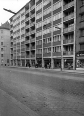 Hungary, Budapest II., Margit körút (Mártírok útja) a ferences templomtól a Fekete Sas utca felé nézve. A kép forrását kérjük így adja meg: Fortepan / Budapest Főváros Levéltára. Levéltári jelzet: HU_BFL_XV_19_c_11, 1960, Budapest Főváros Levéltára / Városrendezési és Építészeti Osztályának fényképei, A Fővárosi Tanács VB Városrendezési és Építészeti Osztályának, Budapest, modern architecture, shoe store, Fortepan #102978