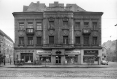 Hungary, Budapest II., Margit körút (Mártírok útja) 6., balra a Frankel Leó út, jobbra a Henger utca - Tölgyfa utca találkozása. A kép forrását kérjük így adja meg: Fortepan / Budapest Főváros Levéltára. Levéltári jelzet: HU_BFL_XV_19_c_11, 1960, Budapest Főváros Levéltára / Városrendezési és Építészeti Osztályának fényképei, A Fővárosi Tanács VB Városrendezési és Építészeti Osztályának, Budapest, pharmacy, Fortepan #102980