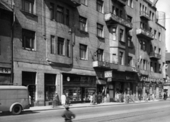 Magyarország, Budapest II., Margit körút (Mártírok útja) 7. A kép forrását kérjük így adja meg: Fortepan / Budapest Főváros Levéltára. Levéltári jelzet: HU_BFL_XV_19_c_11, 1957, Budapest Főváros Levéltára / Városrendezési és Építészeti Osztályának fényképei, A Fővárosi Tanács VB Városrendezési és Építészeti Osztályának, könyvesbolt, szűcs, háztartási bolt, Budapest, Fortepan #102996