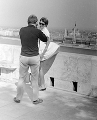 Magyarország, Halászbástya,budai Vár, Budapest I., háttérben a Parlament., 1968, Fortepan, napszemüveg, Steindl Imre-terv, kilátás, fotózás, hölgy, országház, neogótika, Duna, szandál, szél, papucs, eklektikus építészet, Budapest, nyári ruha, miniruha, háttal, visszanézés, Fortepan #1030