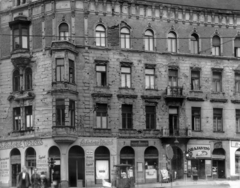 Magyarország, Budapest II., Margit körút (Mártírok útja) 3. A kép forrását kérjük így adja meg: Fortepan / Budapest Főváros Levéltára. Levéltári jelzet: HU_BFL_XV_19_c_11, 1957, Budapest Főváros Levéltára / Városrendezési és Építészeti Osztályának fényképei, A Fővárosi Tanács VB Városrendezési és Építészeti Osztályának, bódé, újság, büfé, órás, sarokház, Budapest, Fortepan #103007