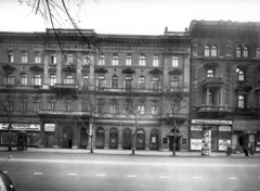 Magyarország, Budapest VI., Andrássy út (Népköztársaság útja) 5., Keringő eszpresszó. A kép forrását kérjük így adja meg: Fortepan / Budapest Főváros Levéltára. Levéltári jelzet: HU_BFL_XV_19_c_11, 1958, Budapest Főváros Levéltára / Városrendezési és Építészeti Osztályának fényképei, A Fővárosi Tanács VB Városrendezési és Építészeti Osztályának, eszpresszó, fodrászat, zöldséges, Budapest, Fortepan #103019