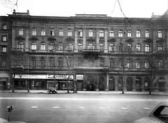 Magyarország, Budapest VI., Budapest VI. Andrássy út (Népköztársaság útja) 5., Keringő eszpresszó. A kép forrását kérjük így adja meg: Fortepan / Budapest Főváros Levéltára. Levéltári jelzet: HU_BFL_XV_19_c_11, 1958, Budapest Főváros Levéltára / Városrendezési és Építészeti Osztályának fényképei, A Fővárosi Tanács VB Városrendezési és Építészeti Osztályának, Budapest, takaró, motorkerékpár, fodrászat, eszpresszó, dombormű, Fortepan #103020