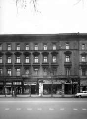 Magyarország, Budapest VI., Andrássy út (Népköztársaság útja) 33. A kép forrását kérjük így adja meg: Fortepan / Budapest Főváros Levéltára. Levéltári jelzet: HU_BFL_XV_19_c_11, 1958, Budapest Főváros Levéltára / Városrendezési és Építészeti Osztályának fényképei, A Fővárosi Tanács VB Városrendezési és Építészeti Osztályának, Budapest, műszaki cikk, tejbolt, optikus, csillár, Fortepan #103046