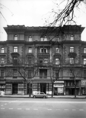 Magyarország, Budapest VI., Andrássy út (Népköztársaság útja) 38. A kép forrását kérjük így adja meg: Fortepan / Budapest Főváros Levéltára. Levéltári jelzet: HU_BFL_XV_19_c_11, 1958, Budapest Főváros Levéltára / Városrendezési és Építészeti Osztályának fényképei, A Fővárosi Tanács VB Városrendezési és Építészeti Osztályának, AWZ P70 Zwickau, Budapest, kváderkő, lapostető, fodrászat, Fortepan #103052