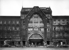 Hungary, Budapest VI., Andrássy út (Népköztársaság útja) 39., Divatcsarnok. A kép forrását kérjük így adja meg: Fortepan / Budapest Főváros Levéltára. Levéltári jelzet: HU_BFL_XV_19_c_11, 1958, Budapest Főváros Levéltára / Városrendezési és Építészeti Osztályának fényképei, A Fővárosi Tanács VB Városrendezési és Építészeti Osztályának, Budapest, glass roof, pastry shop, building statue, store, skylight, Fortepan #103053