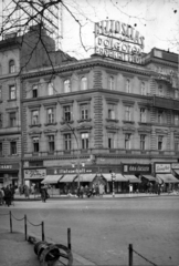 Hungary, Budapest VI., Oktogon (November 7. tér) - Teréz (Lenin) körút sarok, jobbra az Oktogon (November 7. tér) 4. A kép forrását kérjük így adja meg: Fortepan / Budapest Főváros Levéltára. Levéltári jelzet: HU_BFL_XV_19_c_11, 1960, Budapest Főváros Levéltára / Városrendezési és Építészeti Osztályának fényképei, A Fővárosi Tanács VB Városrendezési és Építészeti Osztályának, Budapest, neon sign, lottery retailer, Fortepan #103065