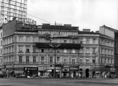 Hungary, Budapest VI., Oktogon (November 7. tér) szemben a 4-es számú ház, jobbra az Andrássy út (Népköztársaság útja), balra a Teréz (Lenin) körút. A kép forrását kérjük így adja meg: Fortepan / Budapest Főváros Levéltára. Levéltári jelzet: HU_BFL_XV_19_c_11, 1960, Budapest Főváros Levéltára / Városrendezési és Építészeti Osztályának fényképei, A Fővárosi Tanács VB Városrendezési és Építészeti Osztályának, Budapest, neon sign, Fortepan #103069