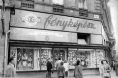 Hungary, Budapest VI., Oktogon (November 7. tér) 1., jobbra a Teréz (Lenin) körút. A kép forrását kérjük így adja meg: Fortepan / Budapest Főváros Levéltára. Levéltári jelzet: HU_BFL_XV_19_c_11, 1960, Budapest Főváros Levéltára / Városrendezési és Építészeti Osztályának fényképei, A Fővárosi Tanács VB Városrendezési és Építészeti Osztályának, Budapest, Show window, camera store, photographer, photography, Fortepan #103075