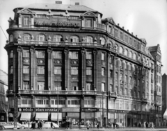 Magyarország, Budapest IX., Kálvin tér, az Állami Biztosító székháza az Üllői út és a Ráday utca között. A kép forrását kérjük így adja meg: Fortepan / Budapest Főváros Levéltára. Levéltári jelzet: HU_BFL_XV_19_c_11, 1958, Budapest Főváros Levéltára / Városrendezési és Építészeti Osztályának fényképei, A Fővárosi Tanács VB Városrendezési és Építészeti Osztályának, Budapest, korlát, épületdísz, műszaki cikk, biztosító, divatáru, Fortepan #103085