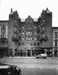 Magyarország, Budapest IX., Üllői út 59. A kép forrását kérjük így adja meg: Fortepan / Budapest Főváros Levéltára. Levéltári jelzet: HU_BFL_XV_19_c_11, 1958, Budapest Főváros Levéltára / Városrendezési és Építészeti Osztályának fényképei, A Fővárosi Tanács VB Városrendezési és Építészeti Osztályának, Budapest, erkély, kalapos, furgon, Fortepan #103104