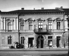 Magyarország, Budapest IX., Üllői út 87. A kép forrását kérjük így adja meg: Fortepan / Budapest Főváros Levéltára. Levéltári jelzet: HU_BFL_XV_19_c_11, 1958, Budapest Főváros Levéltára / Városrendezési és Építészeti Osztályának fényképei, A Fővárosi Tanács VB Városrendezési és Építészeti Osztályának, Budapest, golyónyom, dombormű, erkély, újságárus, Fortepan #103111