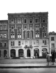 Magyarország, Budapest IX., Üllői út 89/c. A kép forrását kérjük így adja meg: Fortepan / Budapest Főváros Levéltára. Levéltári jelzet: HU_BFL_XV_19_c_11, 1958, Budapest Főváros Levéltára / Városrendezési és Építészeti Osztályának fényképei, A Fővárosi Tanács VB Városrendezési és Építészeti Osztályának, Budapest, épületdísz, háztartási bolt, eszpresszó, Fortepan #103115