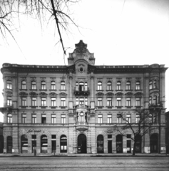 Magyarország, Budapest IX., Üllői út 95., balra a Lenhossék utca. A kép forrását kérjük így adja meg: Fortepan / Budapest Főváros Levéltára. Levéltári jelzet: HU_BFL_XV_19_c_11, 1958, Budapest Főváros Levéltára / Városrendezési és Építészeti Osztályának fényképei, A Fővárosi Tanács VB Városrendezési és Építészeti Osztályának, Budapest, Közért Vállalat, zárterkély, épületdísz, szabóság, Fortepan #103117