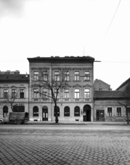 Hungary, Budapest IX., Üllői út 97. A kép forrását kérjük így adja meg: Fortepan / Budapest Főváros Levéltára. Levéltári jelzet: HU_BFL_XV_19_c_11, 1958, Budapest Főváros Levéltára / Városrendezési és Építészeti Osztályának fényképei, A Fővárosi Tanács VB Városrendezési és Építészeti Osztályának, Budapest, artisan, clothing repair, commercial vehicle, Fortepan #103118