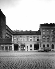 Magyarország, Budapest IX., Üllői út 99. A kép forrását kérjük így adja meg: Fortepan / Budapest Főváros Levéltára. Levéltári jelzet: HU_BFL_XV_19_c_11, 1958, Budapest Főváros Levéltára / Városrendezési és Építészeti Osztályának fényképei, A Fővárosi Tanács VB Városrendezési és Építészeti Osztályának, Budapest, ruhajavító, üveges, Fortepan #103119