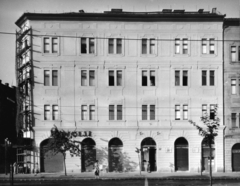 Magyarország, Budapest IX., Üllői út 109/c, balra a Sobieski János utca. A kép forrását kérjük így adja meg: Fortepan / Budapest Főváros Levéltára. Levéltári jelzet: HU_BFL_XV_19_c_11, 1958, Budapest Főváros Levéltára / Városrendezési és Építészeti Osztályának fényképei, A Fővárosi Tanács VB Városrendezési és Építészeti Osztályának, Budapest, Patyolat Vállalat, állvány, Fortepan #103127