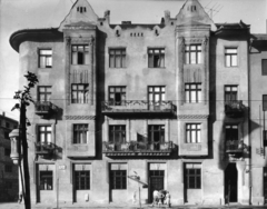 Magyarország, Budapest IX., Üllői út 115/b, balra az Ernő utca. A kép forrását kérjük így adja meg: Fortepan / Budapest Főváros Levéltára. Levéltári jelzet: HU_BFL_XV_19_c_11, 1958, Budapest Főváros Levéltára / Városrendezési és Építészeti Osztályának fényképei, A Fővárosi Tanács VB Városrendezési és Építészeti Osztályának, Budapest, épületdísz, erkély, Fortepan #103131