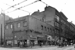 Magyarország, Budapest VIII., Kálvin tér - Üllői út sarok. A kép forrását kérjük így adja meg: Fortepan / Budapest Főváros Levéltára. Levéltári jelzet: HU_BFL_XV_19_c_11, 1957, Budapest Főváros Levéltára / Városrendezési és Építészeti Osztályának fényképei, A Fővárosi Tanács VB Városrendezési és Építészeti Osztályának, eszpresszó, neonreklám, mozi, graffiti, órás, Édességbolt, Budapest, Fortepan #103139