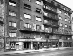 Magyarország, Budapest VIII., Üllői út 66/b. A kép forrását kérjük így adja meg: Fortepan / Budapest Főváros Levéltára. Levéltári jelzet: HU_BFL_XV_19_c_11, 1957, Budapest Főváros Levéltára / Városrendezési és Építészeti Osztályának fényképei, A Fővárosi Tanács VB Városrendezési és Építészeti Osztályának, trafik, üzletportál, Patyolat Vállalat, Budapest, Fortepan #103140