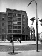 Hungary, Budapest IX., Ferenc körút az Üllői úti villamosmegállónál. Szemben a Lottóház, mögötte az Iparművészeti Múzeum., 1960, Budapest Főváros Levéltára / Városrendezési és Építészeti Osztályának fényképei, A Fővárosi Tanács VB Városrendezési és Építészeti Osztályának, Secession, museum, lamp post, Ödön Lechner-design, Budapest, Art Nouveau architecture, Gyula Pártos-design, Fortepan #103144