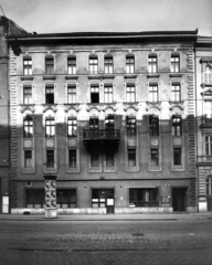 Magyarország, Budapest VIII., Üllői út 18. A kép forrását kérjük így adja meg: Fortepan / Budapest Főváros Levéltára. Levéltári jelzet: HU_BFL_XV_19_c_11, 1958, Budapest Főváros Levéltára / Városrendezési és Építészeti Osztályának fényképei, A Fővárosi Tanács VB Városrendezési és Építészeti Osztályának, Budapest, hirdetőoszlop, Fortepan #103156